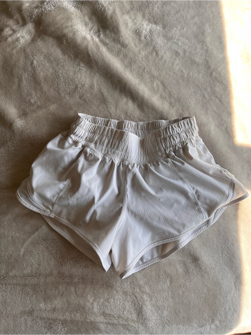LULULEMON White Hottie Hots Athletic Shorts 2” Inseam Women’s Sz 0 GUC